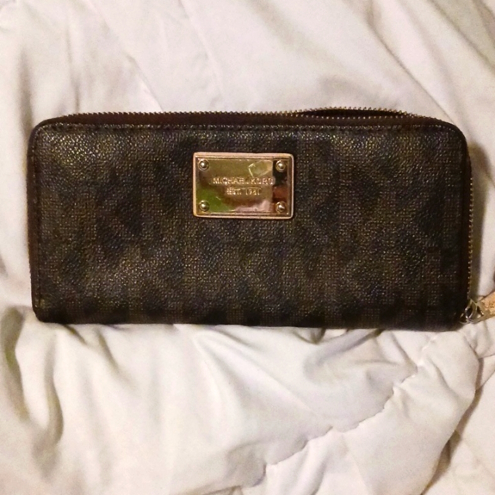 7 1/2 x3 Micheal kors wallet